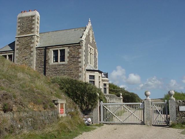 LOE BAR GATEHOUSE